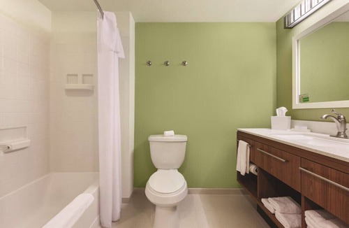 College Station Hotel | Walk to A&M: Double Queen + Breakfast, Pool&Gym