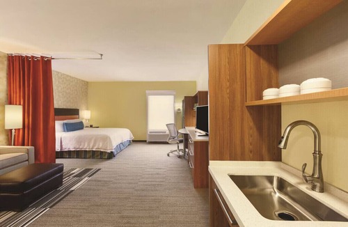 College Station Hotel | Walk to A&M: King Suite w/Free Breakfast,Pool&Gym