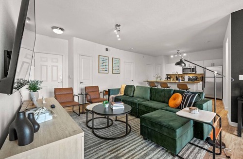 Dallas Design District Apartment | Walk to AAC & Victory Park | Free Parking