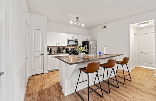 Dallas Design District Apartment | Walk to AAC & Victory Park | Free Parking
