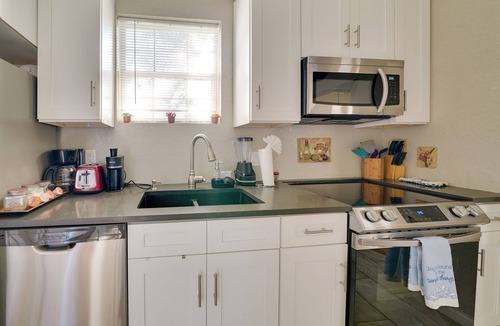 Near East Side Cottage | Walk to Alamodome! Pet-friendly Home w/Yard