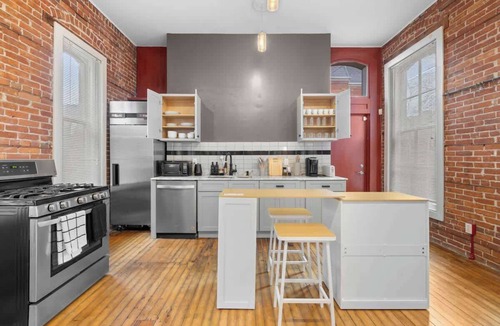Allentown House | Walk to Allentown with Free Parking | WFH Space