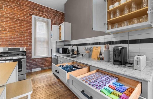 Allentown House | Walk to Allentown with Free Parking | WFH Space