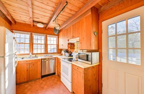 Beach Hampton House | Walk to Amagansett Beach Cottage with Deck!