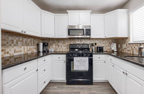 Milwood House | Walk to Apple | 5 Mins to Domain 3BR