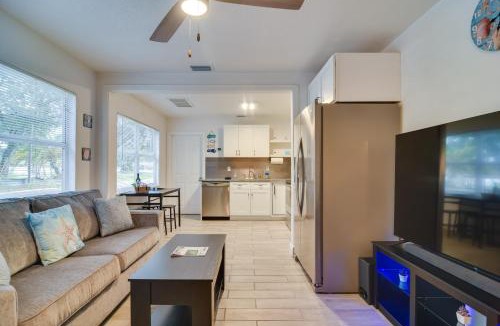 Bayview House | Walk to Art District + Beach: Pet-Friendly Getaway