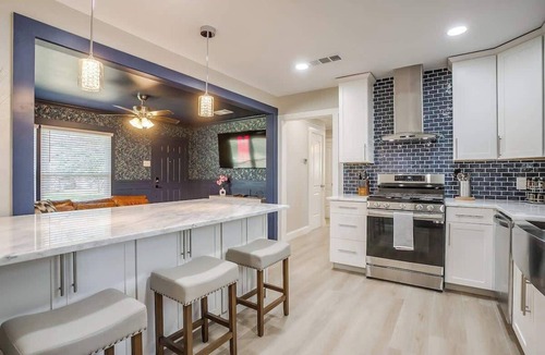 Central Arlington House | Walk to AT&T, Globe Life - Pickleball court, hot tub, basketball