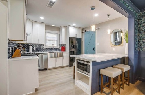 Central Arlington House | Walk to AT&T, Globe Life - Pickleball court, hot tub, basketball