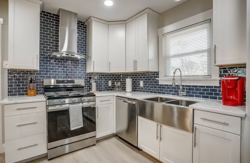 Central Arlington House | Walk to AT&T, Globe Life - Pickleball court, hot tub, basketball