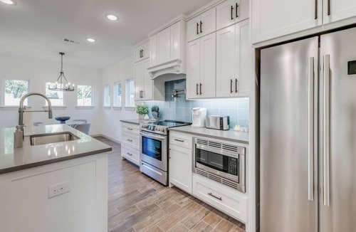 Central Arlington House | Walk to AT&T Stadium & Globe Life. Perfect Backyard for dining & entertaining