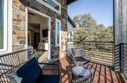 Central Arlington House | Walk to AT&T Stadium & Globe Life. Perfect Backyard for dining & entertaining