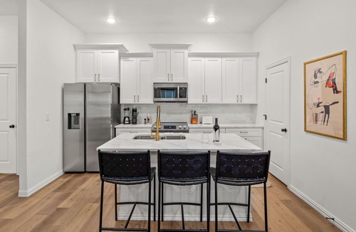 Arlington House | Walk to AT&T Stadium | Luxury Townhome | Parking