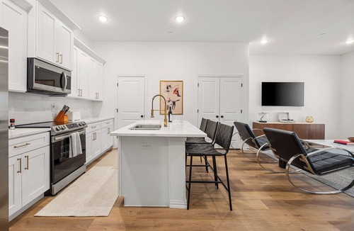 Arlington House | Walk to AT&T Stadium | Luxury Townhome | Parking