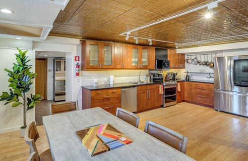 Athens Apartment | Walk to Athens Riverfront Park! Modern-Retro Apt