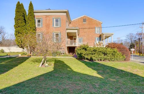 Athens Apartment | Walk to Athens Riverfront Park! Modern-Retro Apt