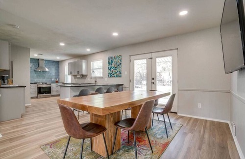 Arlington House | Walk to ATT & Globe Life! Updated Spacious & Quiet