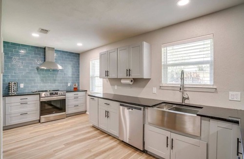 Arlington House | Walk to ATT & Globe Life! Updated Spacious & Quiet