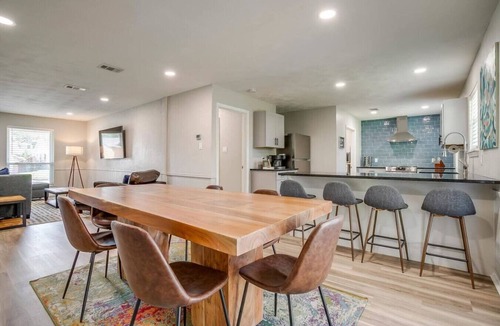 Arlington House | Walk to ATT & Globe Life! Updated Spacious & Quiet
