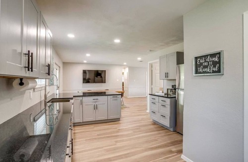 Arlington House | Walk to ATT & Globe Life! Updated Spacious & Quiet