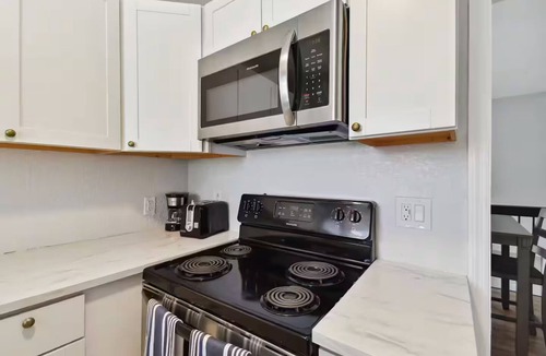 Colonialtown North House | Walk to bars, coffee, eateries-King bed-workspace