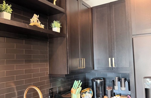 Deep Ellum Apartment | Walk to Bars + Restaurants + Skyline Views. Steps to State Fair. Free Parking.