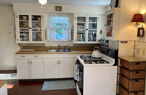 Newport East House | Walk to Beach and Restaurants!