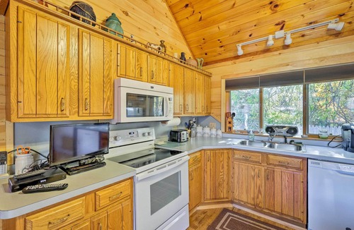 Bolton Landing Cottage | Walk to Beach! Bolton Landing Cottage w/Deck