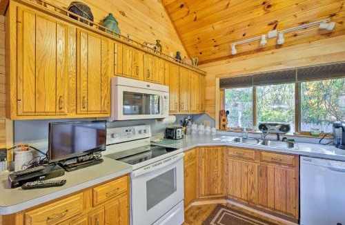 Bolton Landing House | Walk to Beach! Bolton Landing Cottage with Deck