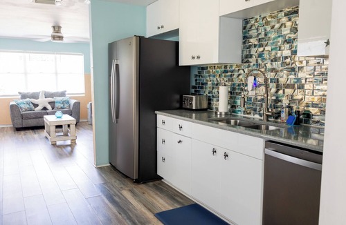 Ormond-by-the-Sea Cottage | Walk to beach Cottage