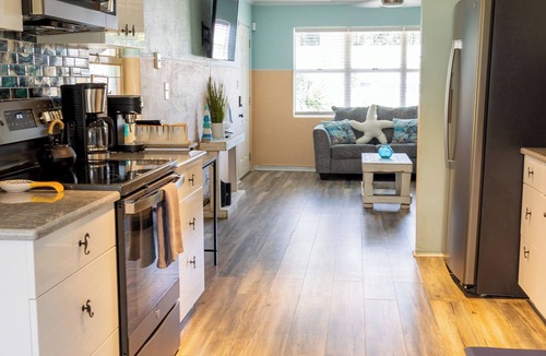 Ormond-by-the-Sea Cottage | Walk to beach Cottage
