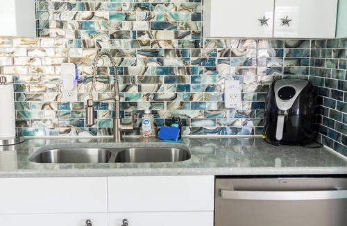 Ormond-by-the-Sea Cottage | Walk to beach Cottage