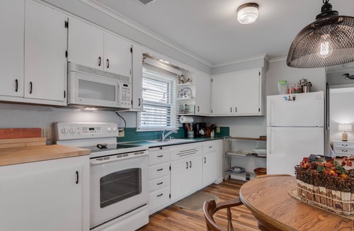 Douglas Cottage | Walk to beach - Cozy 2 Bed/1 Bath Cottage - Sleeps 6 - 1 block to Lake Michigan