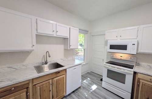 Corinth House | Walk to Beach & Dining. 3BR City House