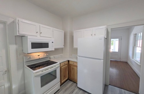 Corinth House | Walk to Beach & Dining. 3BR City House