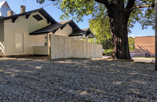 Corinth House | Walk to Beach & Dining. 3BR City House