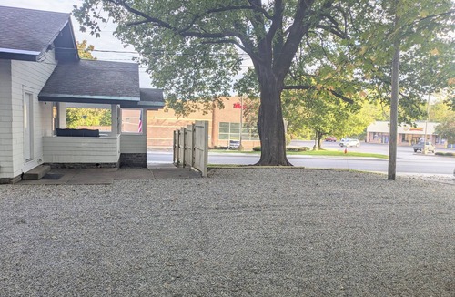Corinth House | Walk to Beach & Dining. 3BR City House