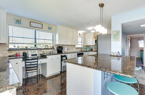 Galveston House | Walk to Beach: Family-Friendly Galveston Home!