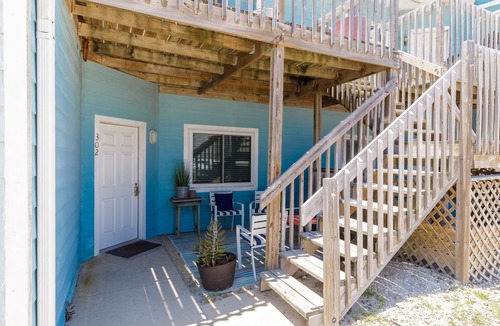 Corpus Christi Condo | Walk to Beach! Ground Level, 1 Bedroom, 1 Bath, Sleeps 4, Pet Friendly!
