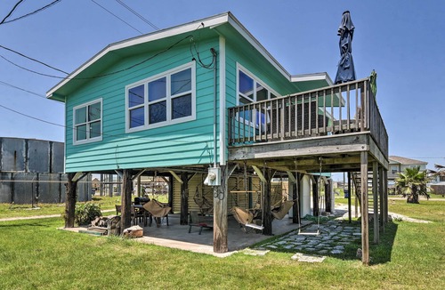 Surfside Beach Cottage | Walk to Beach: Home w/Deck in Surfside Beach!