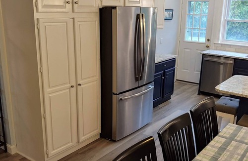 Newport East House | Walk to beach, Huge deck off spacious new kitchen, roof-deck, king master