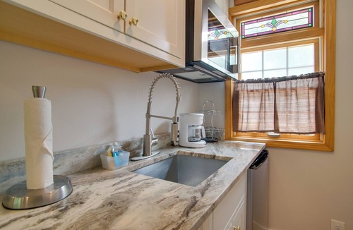 East Chop Apartment | Walk to Beach & Lighthouse: Oak Bluffs Studio!