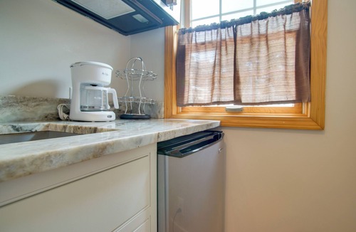 East Chop Apartment | Walk to Beach & Lighthouse: Oak Bluffs Studio!