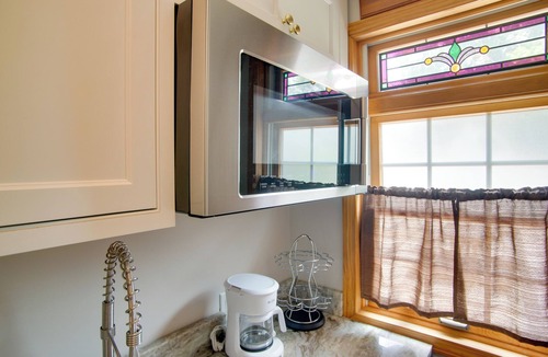 East Chop Apartment | Walk to Beach & Lighthouse: Oak Bluffs Studio!