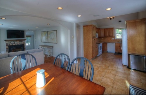 Green Hill House | Walk to beach, private, immaculate, indoor-outdoor entertaining, toys included!