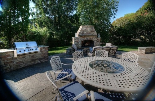 Green Hill House | Walk to beach, private, immaculate, indoor-outdoor entertaining, toys included!