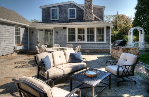 Green Hill House | Walk to beach, private, immaculate, indoor-outdoor entertaining, toys included!