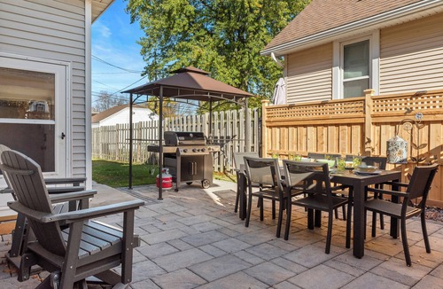 Sheboygan House | Walk to Beach & Pier | Fully-Loaded Kitchen