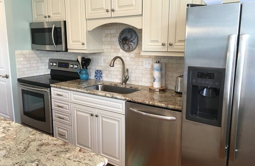 Northeast Virginia Beach Condo | Walk to beach! Rooftop deck for relaxing, elevator, completely remodeled!