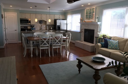 Northeast Virginia Beach Condo | Walk to beach! Rooftop deck for relaxing, elevator, completely remodeled!
