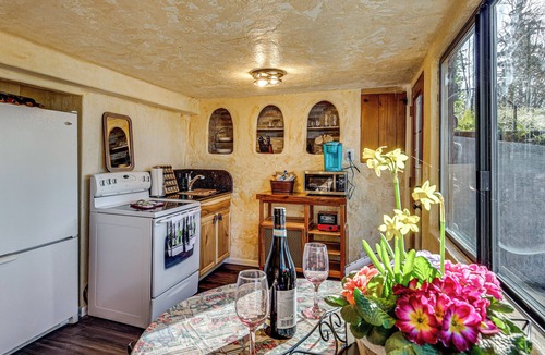 Burley Apartment | Walk to Beach! Scenic 'Wine Studio' in Gig Harbor